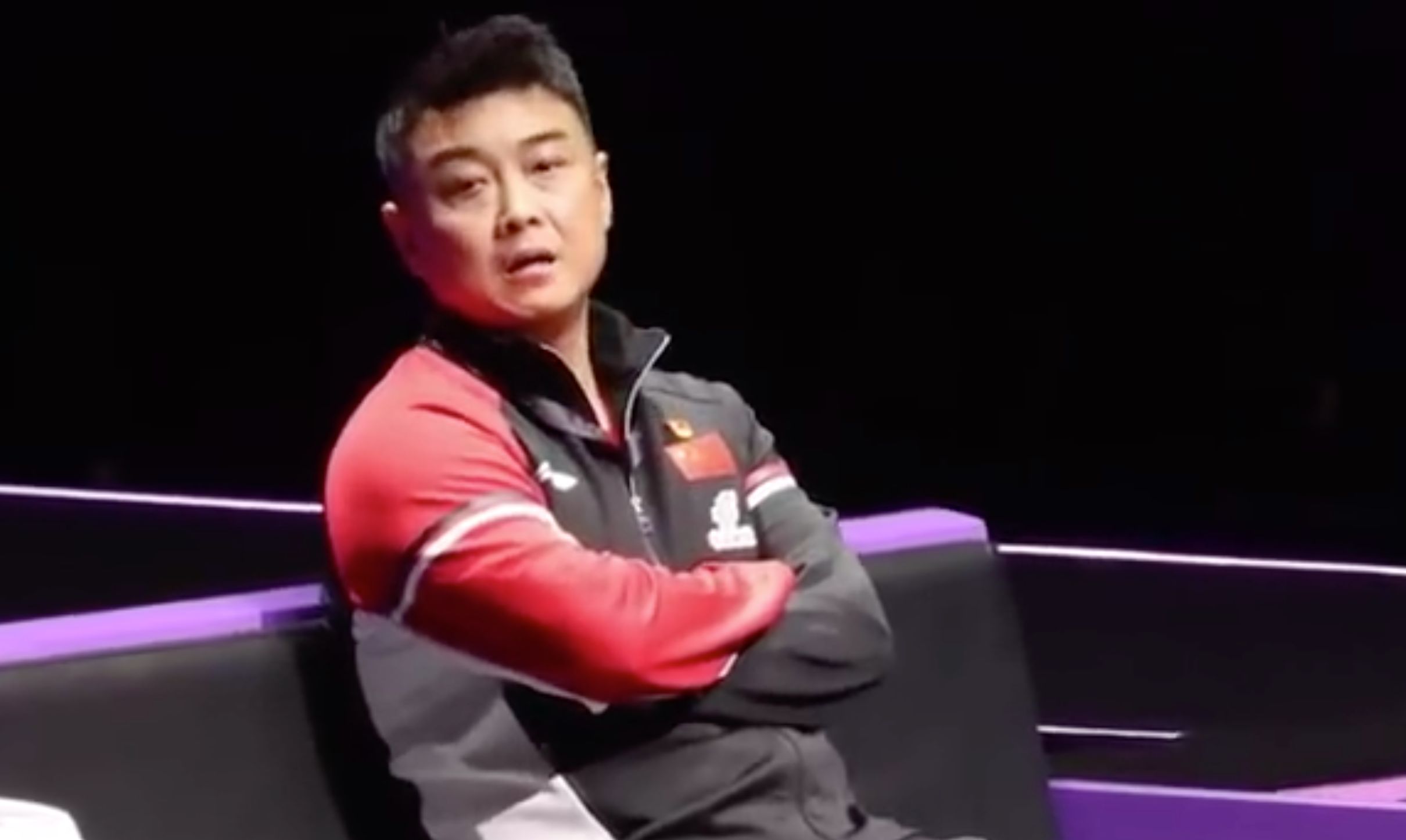 yw, 分咬得很紧, 他转头来 yw, 分咬得很紧, 他转头来